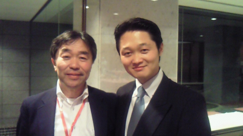 灯火をかかげて-寺岡講師(左)と