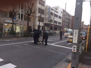 お巡りさん達が清掃中