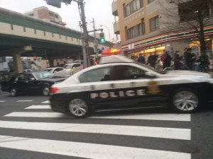 パトカーは容疑者を乗せて警察署へ